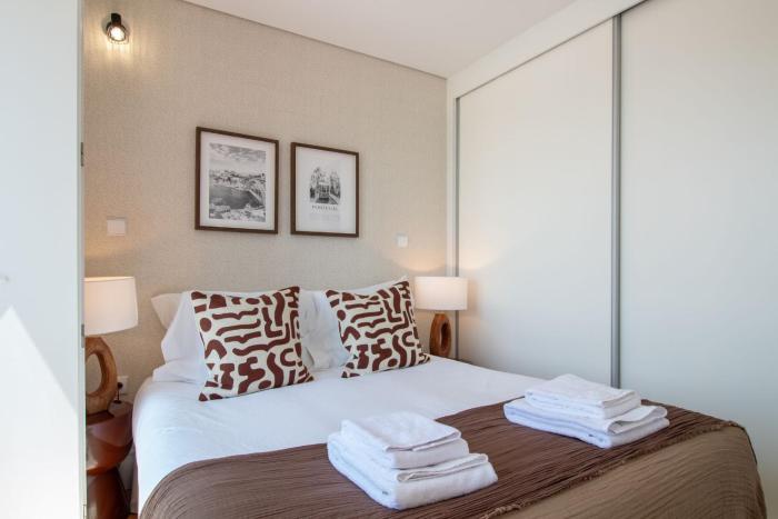 Stylish & Sunny 2BR near Heroísmo by LovelyStay