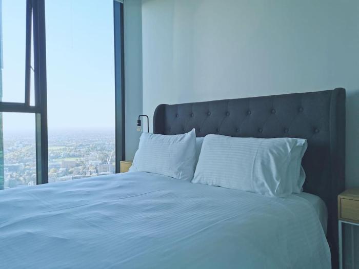 MHYL Private Lv 66 Skyline2BR V Market MEL Central Uni