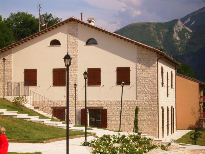 Oasi di Piobbico Piscina con Vista sul Monte Nerone