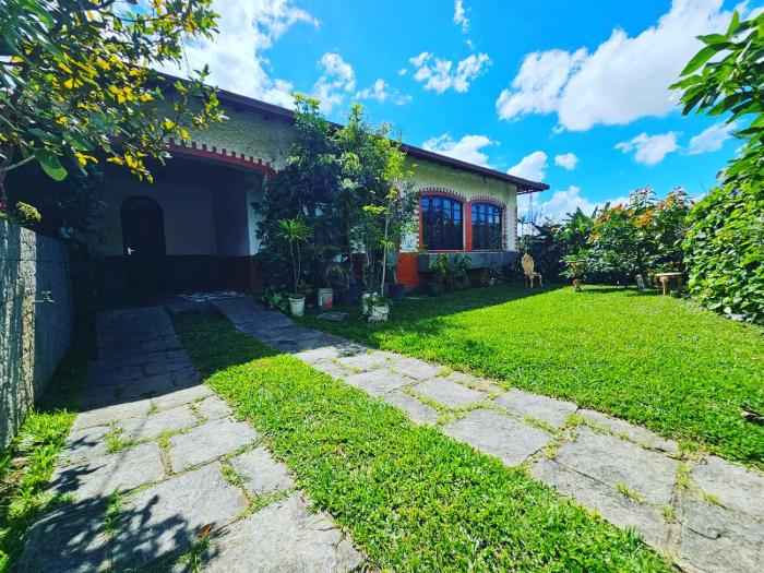 Casa confortável com estacionamento interno