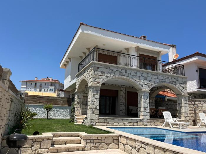 Çeşme Reisdere kiralik havuzlu villa