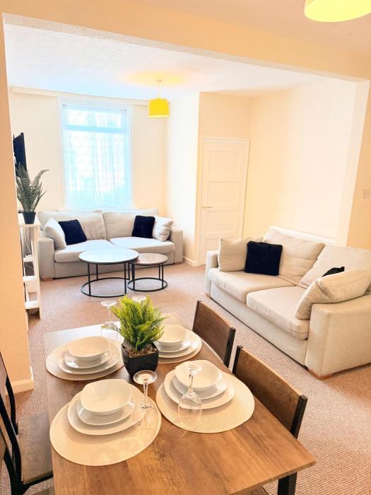 Beautiful 2 bedroom fully equipped property 5-G WiFi, smart TV