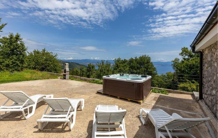 Beautiful Home In Dobrec With Kitchen