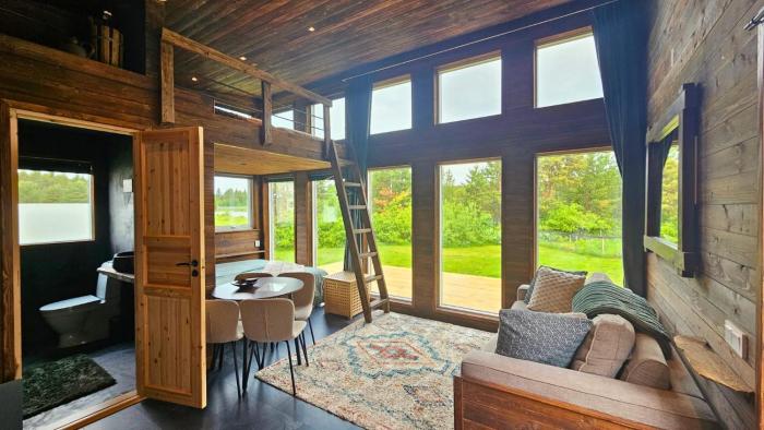 Reindeer Riverfront Aurora lodge