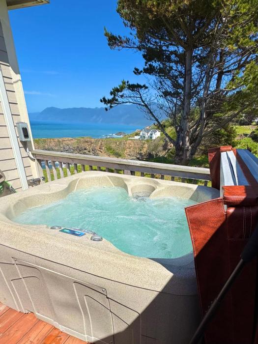 Cozy Oceanview! by OceanviewHotTubs Oceanfront! Shelter Cove, CA Tesla EV station
