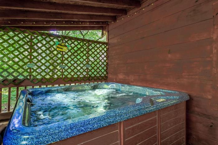 Cozy Smoky Mountain Escape w Jacuzzi Game Room