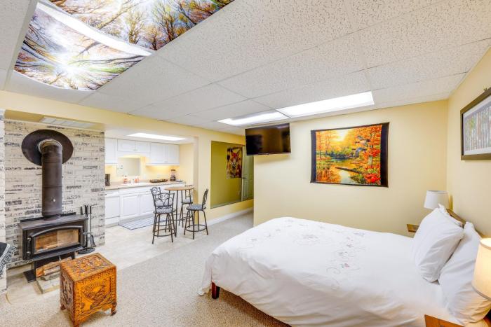 Studio with Shared Hot Tub Walk to Happys Inn