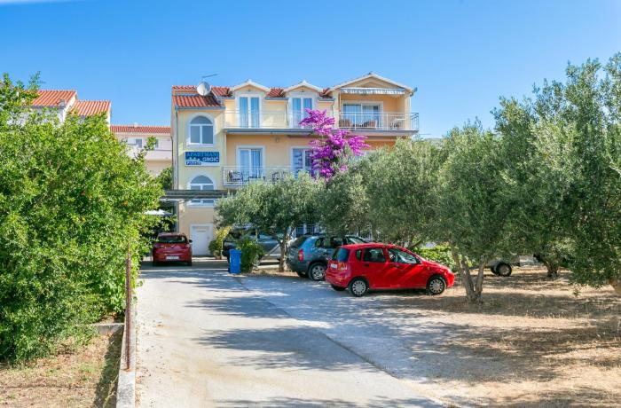 Apartments with parking space Trogir - 24167