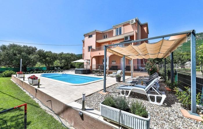 Holiday house with a swimming pool Kastel Luksic, Kastela - 24815