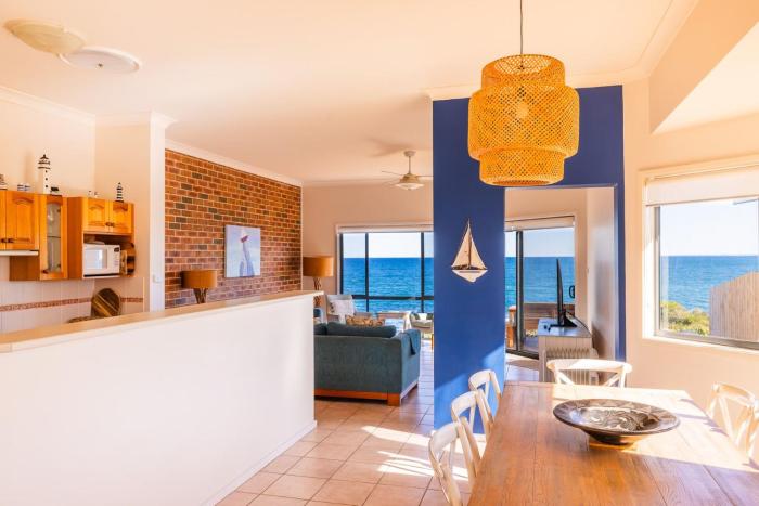 Ocean Views, 4 Ocean Street - Absolute Waterfront Retreat at Fishermans Bay