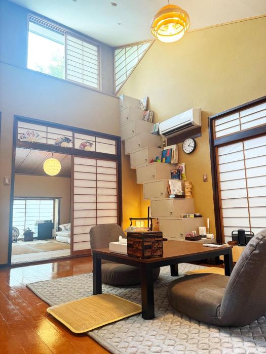 Spacious Traditional Japanese House with Modern Amenities near Shibuya for Families and Groups up to 8 Guests