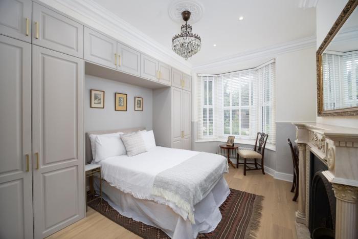 Stunning 1-bed Apartment in Lincoln City Centre by Renzo, Victorian Features, Free Parking!