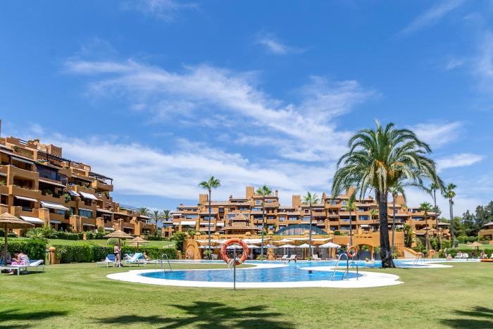 Sea-view luxurious apartment on the beach of Etepona