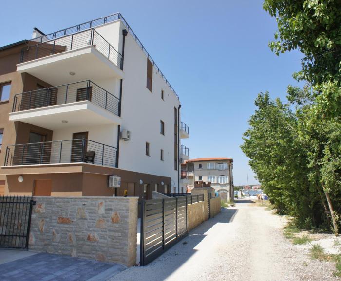 Spacious apartment sleeps 4 by the beach