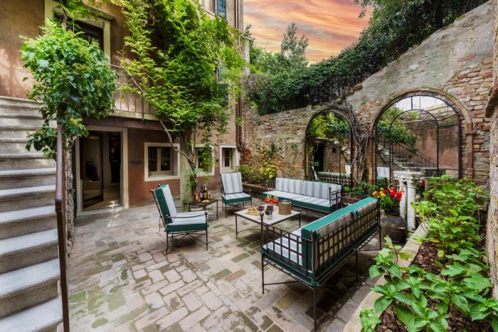 Dimora Orlando A breathtaking Venetian mansion with Private Courtyard!