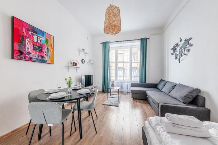 Karaván Courtyard Escape AC, Smart TV, Central Location