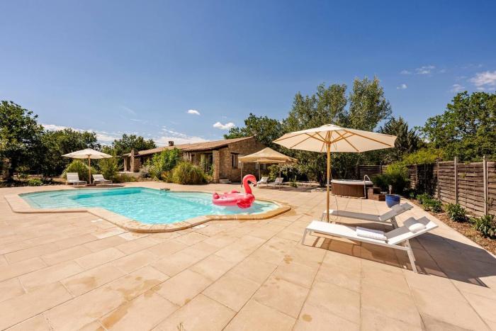 Gordes Villa avec piscine chauffée et privée , jacuzzi et pétanque calme