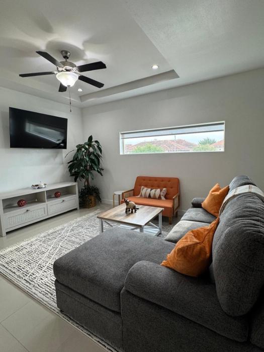 Luxe 3BR & 2BA Condo Near Airport & Shopping Mall