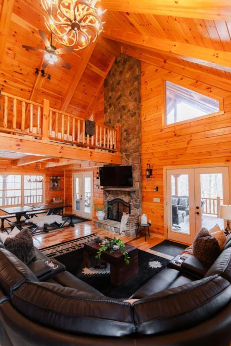 Sleeps 16 Luxury Cabin with Game Room & Hot Tub
