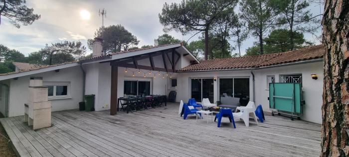 Villa Tré les Pins, 7 chambres, à 100m du LAC DE LACANAU