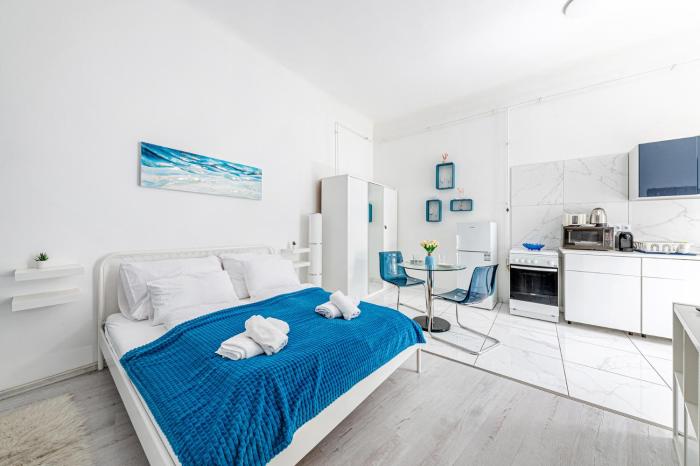 Margaret Ave 26 Stylish Studio AC Smart TV