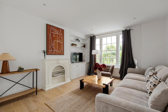 Holland Park 2 Bedroom Apartment