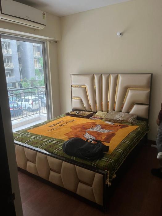 Couple friendly room with ac, comfy bed and private window view