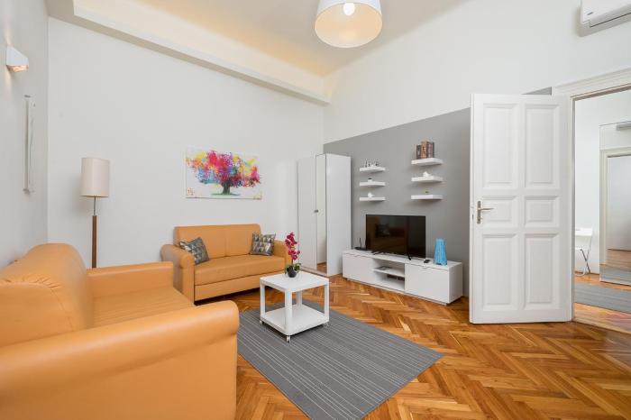 Peaceful Palace Apartment