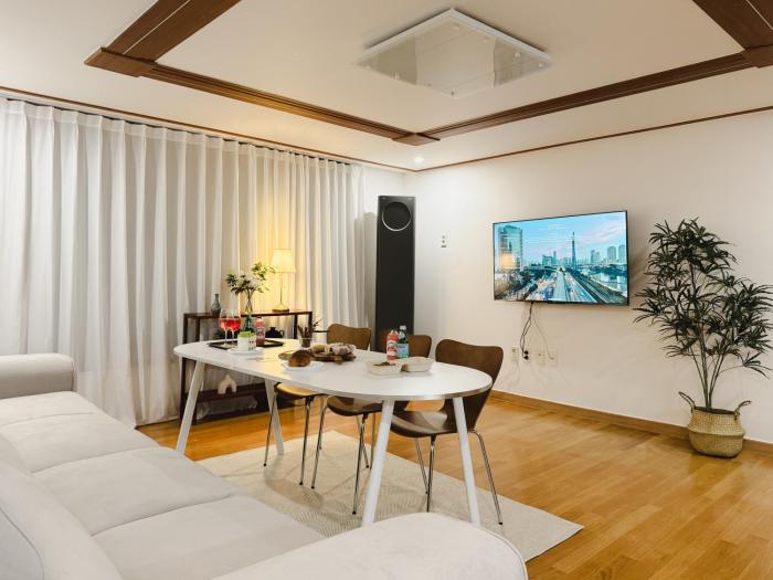 Spacious Hongdae Group Stay 3BR, 2BA, 5 Queen Beds