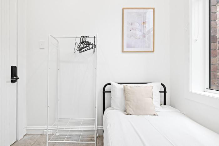 Quiet Single Room in Central Kensington Location - External Kitchen or Bathroom Access