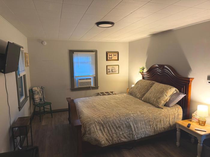 Cozy Keene Retreat - Walk To Downtown!