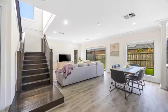 Modern Family Home by the Beach, St Leonards & Sleeps 10