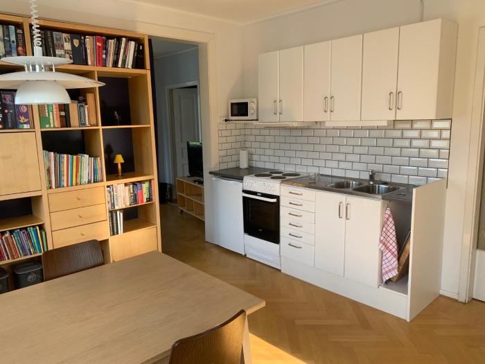 Rymlig ljus lägenhet i lugnt område nära centrum