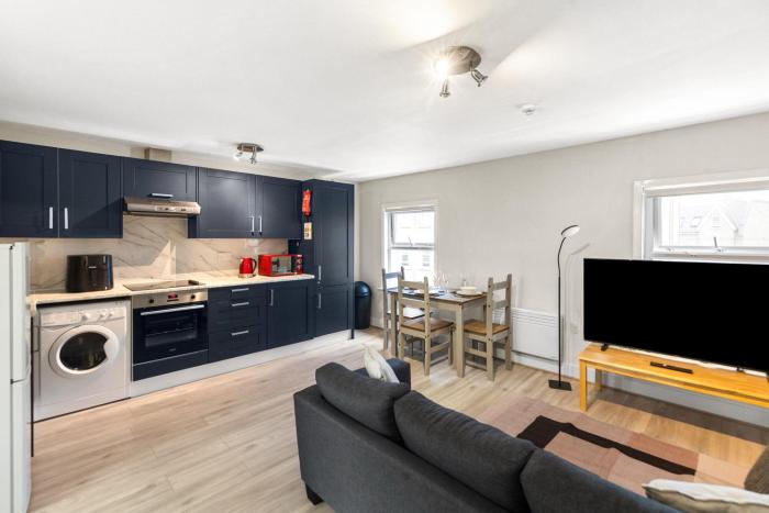 Herne Bay Pier Gem 30 seconds From the Coast