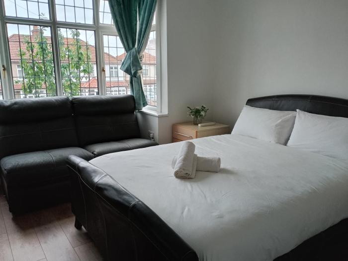 4 bedroom Home Family or Work Stay London