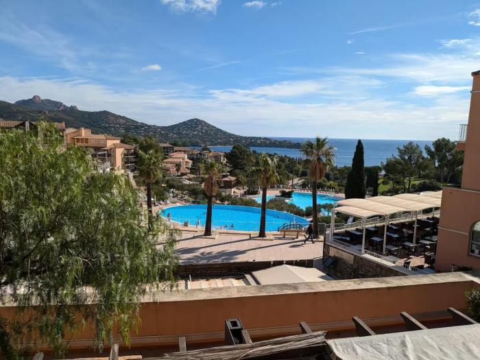 Large 27m2 Studio with sea view & pools