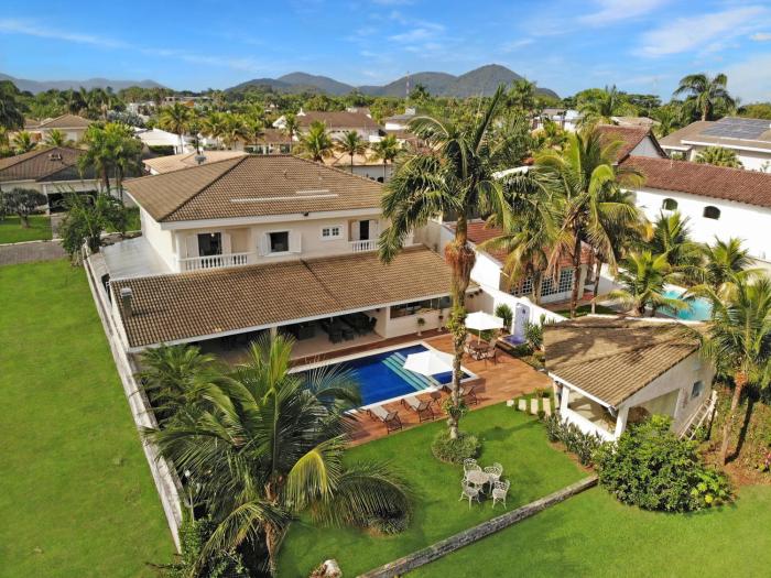 5 suites Piscina Churrasqueira Ar condicionado