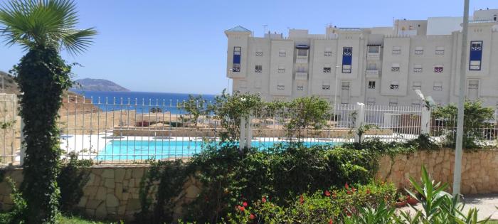 Résidence fermée avec piscine, en face de Ceuta