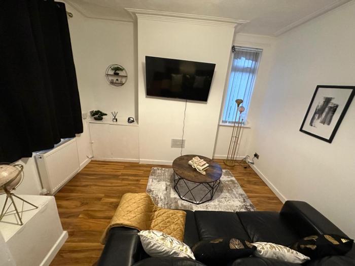 Affordable 2 Bedroom Apartment Close To Coop Live And Etihad Stadium