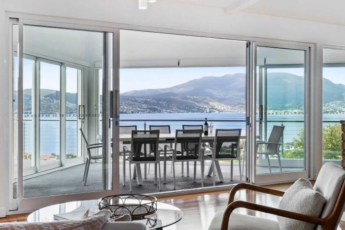 Hillside Hideaway Sleeps 10 Stunning Views