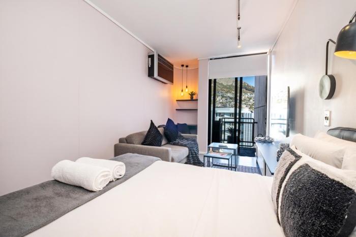 Top Floor Sea Point Studio With Mountain Views