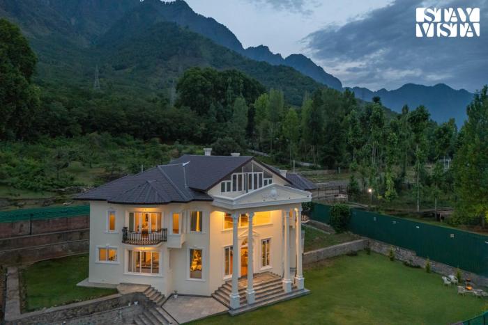 StayVista at Palais Vienna with Lawn, Bonfire & BBQ