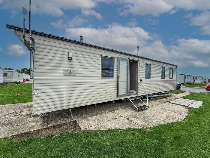 Great 8 Berth Caravan With Unlimited Wi-Fi At Seawick Holiday Park, Ref 27213Sw