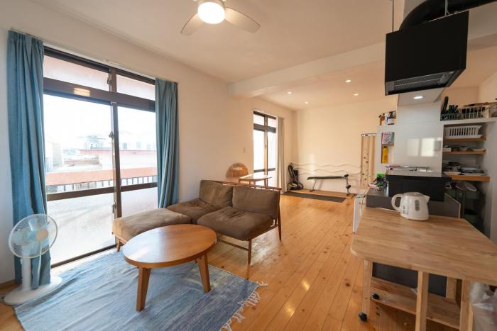 市街地そばの隠れ家2階ワンフロア貸切ステイ 民泊