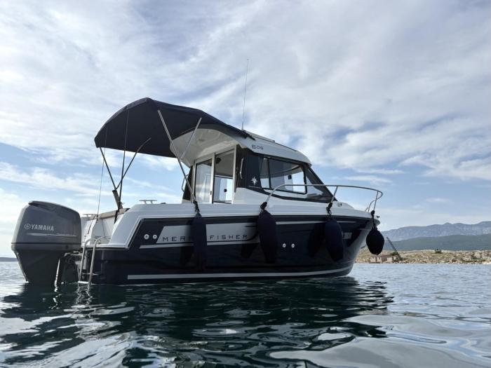 App Lacrima 1 with a motorboat