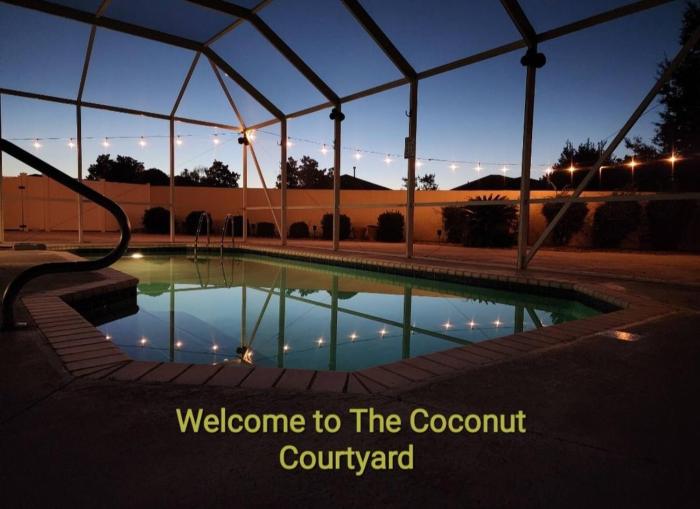 Coconut Courtyard, Tiki Hot Tub, Private Pool & Courtyard Retreat