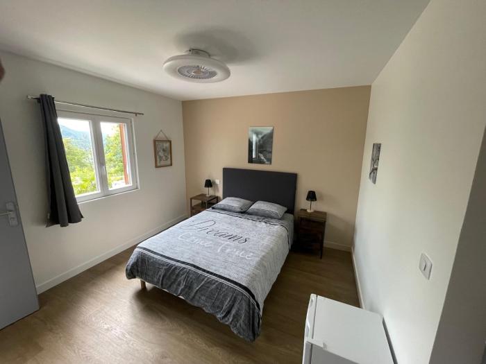 Chambre Le Faucon Chambre cosy calme et jacuzzi-Etablissement les gîtes de la perle de Vouglans-