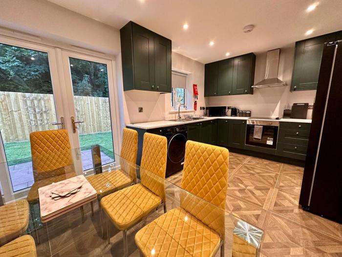 Stunning 4 Bedroom, Sleeps 9, Centre Of Telford