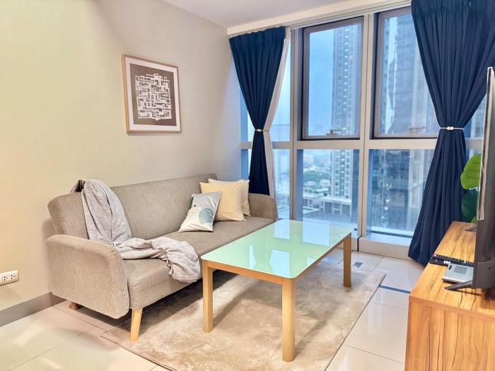 Bright Corner 2BR Suite with Bathtub Uptown BGC