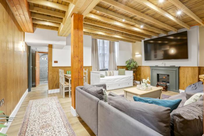 Spacious 2 Bedroom Flat near Hyde Park by BeiRoom